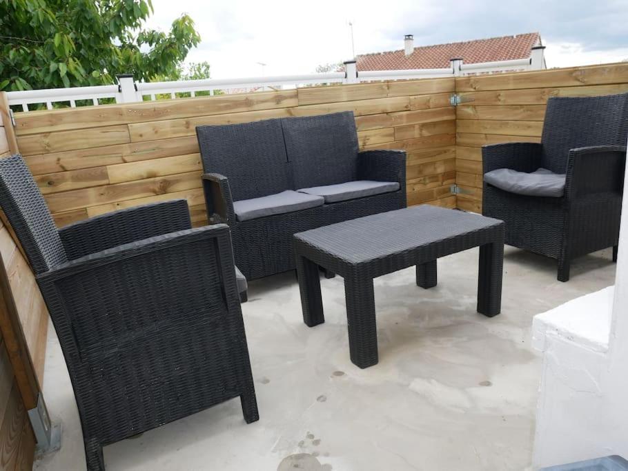 Logement Lumineux Avec Terrasse Ла-Рош-сюр-Йон Экстерьер фото